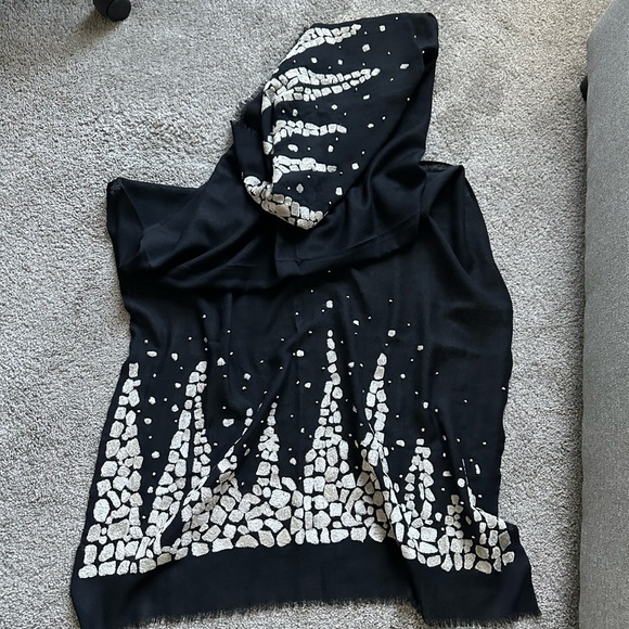 SAACHI Black Scarf with White Pattern, 100% wool - Picture 3 of 4